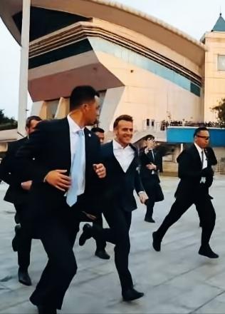 马克龙这姿势是不是很帅气啊！这步伐迈的是不是铿锵有力啊？这一下看出了，马克龙