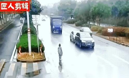 真想不通，最后那一秒，她为什么要跑呢？如果她不动，就站在那儿，兴许还能活。刺