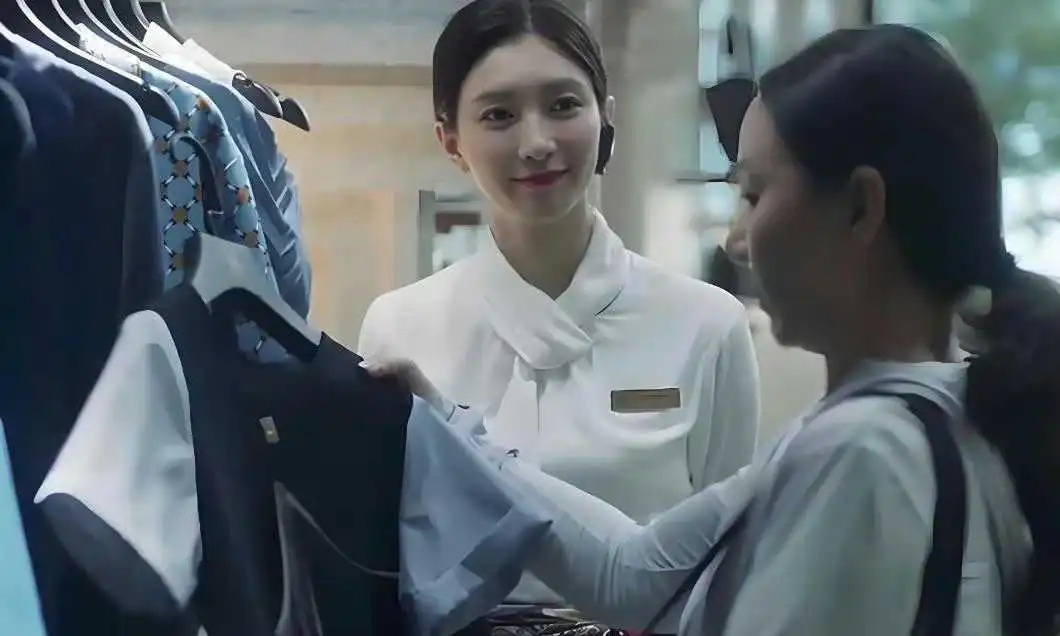 《三十而已》：为什么买下王漫妮百万珠宝的中年大妈，后面不来了？​