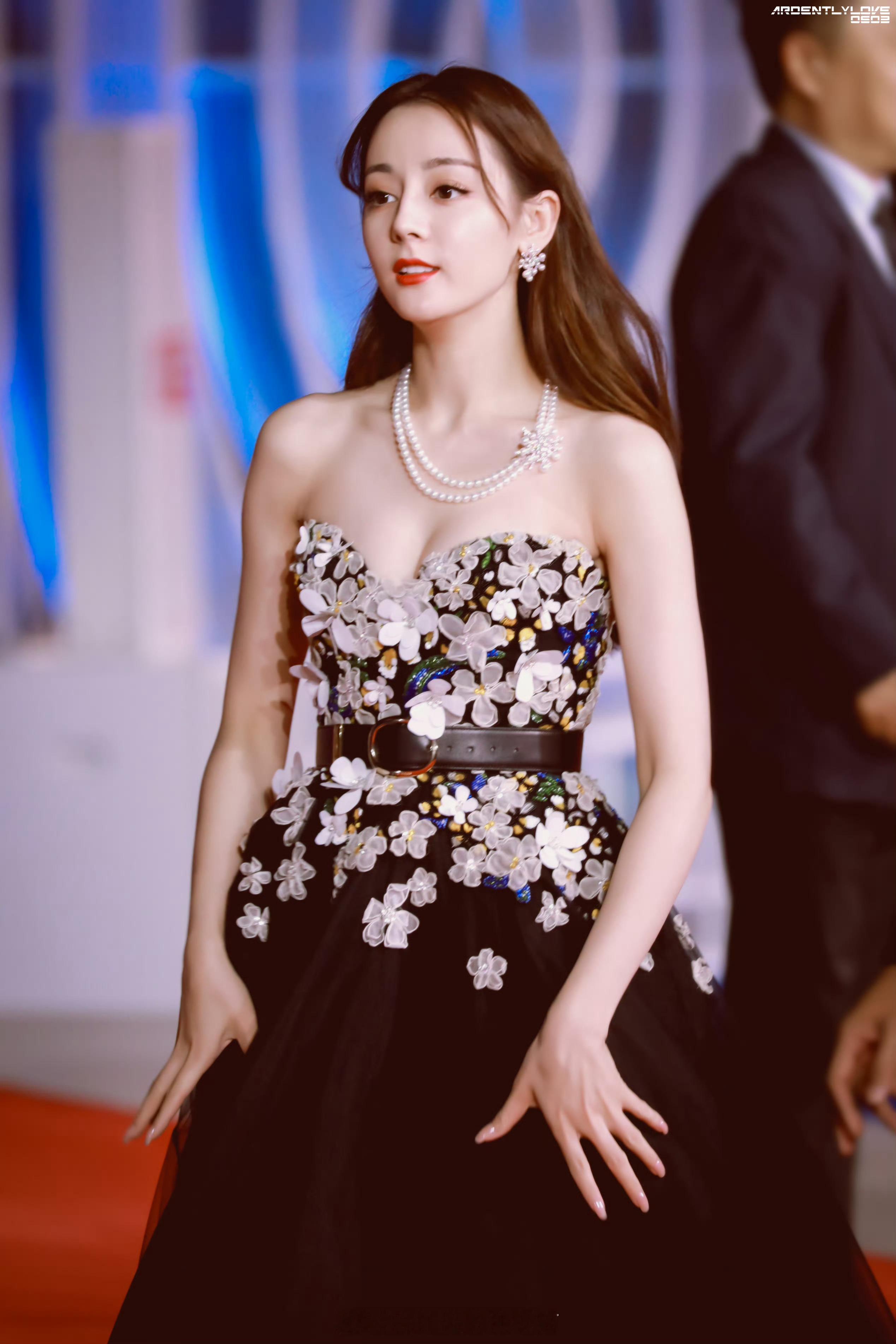 迪丽热巴你可以打压玫瑰，可玫瑰不会低头，你可以摧毁玫瑰，但你抹不去玫瑰骨子里的