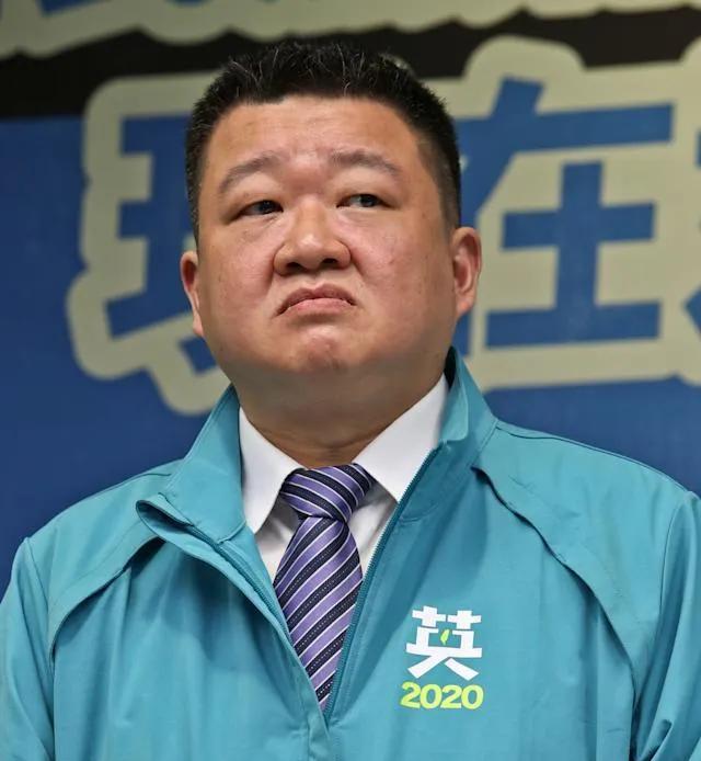 无人可用！何博文暂代理民进党秘书长职务，填补林右昌为大罢免失利请辞留下的职缺。赖