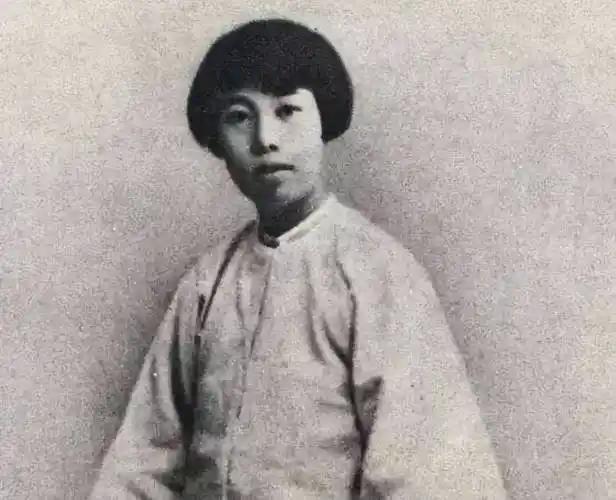 1941年，一个日本兵，对满身伤痕的许广平吼道：“把衣服脱下来！”当时正