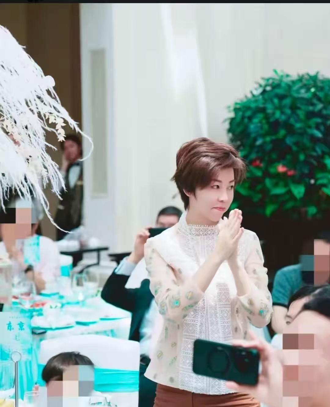 张怡宁近照流出，本人越长越成熟漂亮，比打球时更耐看，老公徐威也一起参加酒席，照片