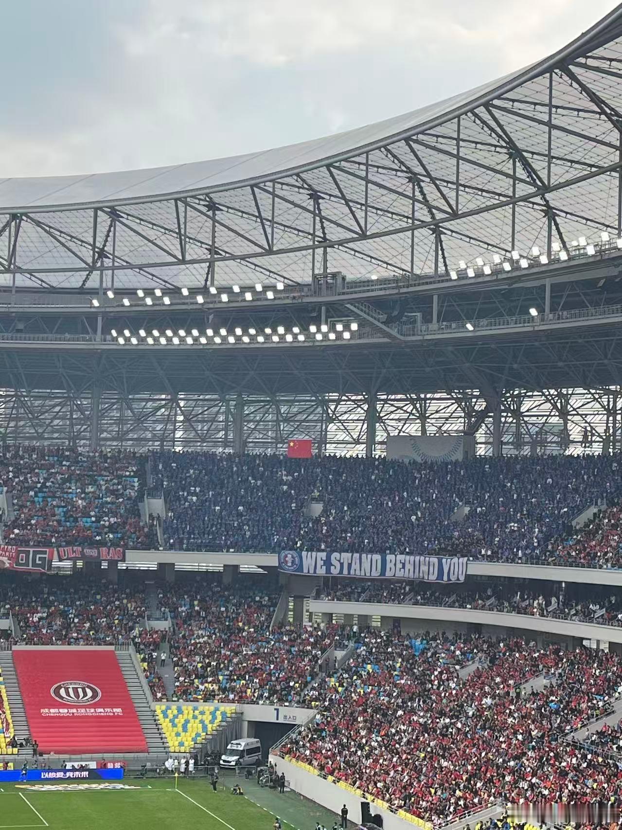 前几个赛季，特别是24赛季，凤凰山尽可能给申花球迷远征军开放了座位，连许多包厢都