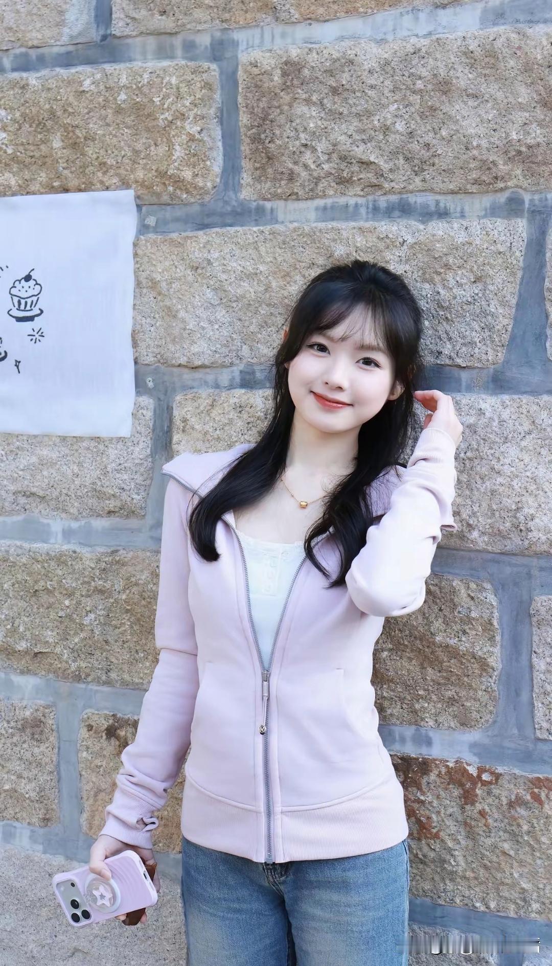 “墙外红杏闹，春光满眼来”，这画面美得就像一幅画。就像沈清沅守着的那座沈府，后院