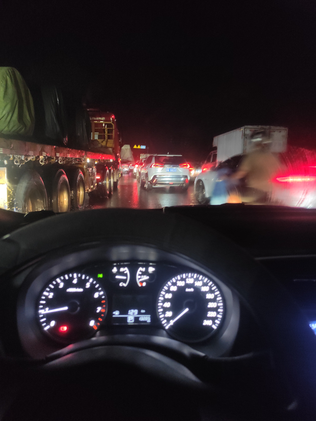 为什么轩逸挂D档汽车还往后走今天我在路上挂D档在路上正常行使，等红灯时候突然往