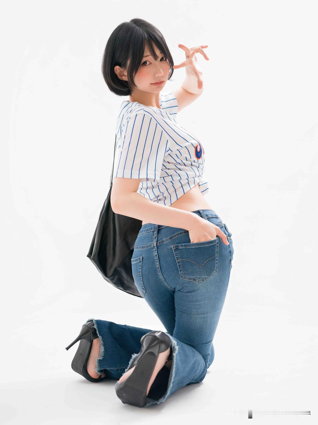 作者加速成长计划短发微胖女孩的“纯欲天花板”！棒球上衣+紧身牛仔裤到底有多好看？