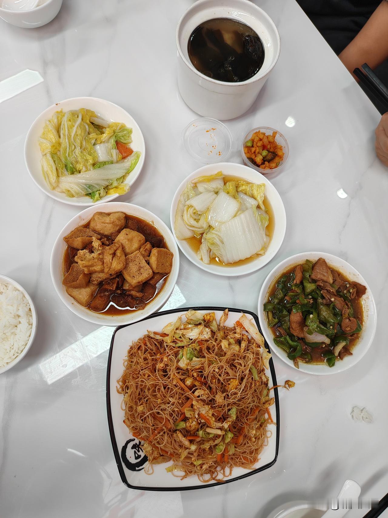 街边小店，小碗菜，这么便宜。晚饭，想换个口味，寻到福州站不远的一家小店。主理