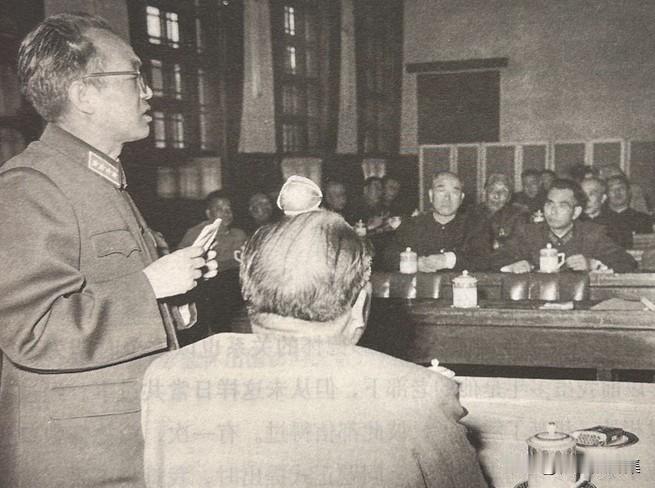 1959年5月5日，解放军总参谋长、中央书记处书记、国防部副部长黄克诚在国防委员
