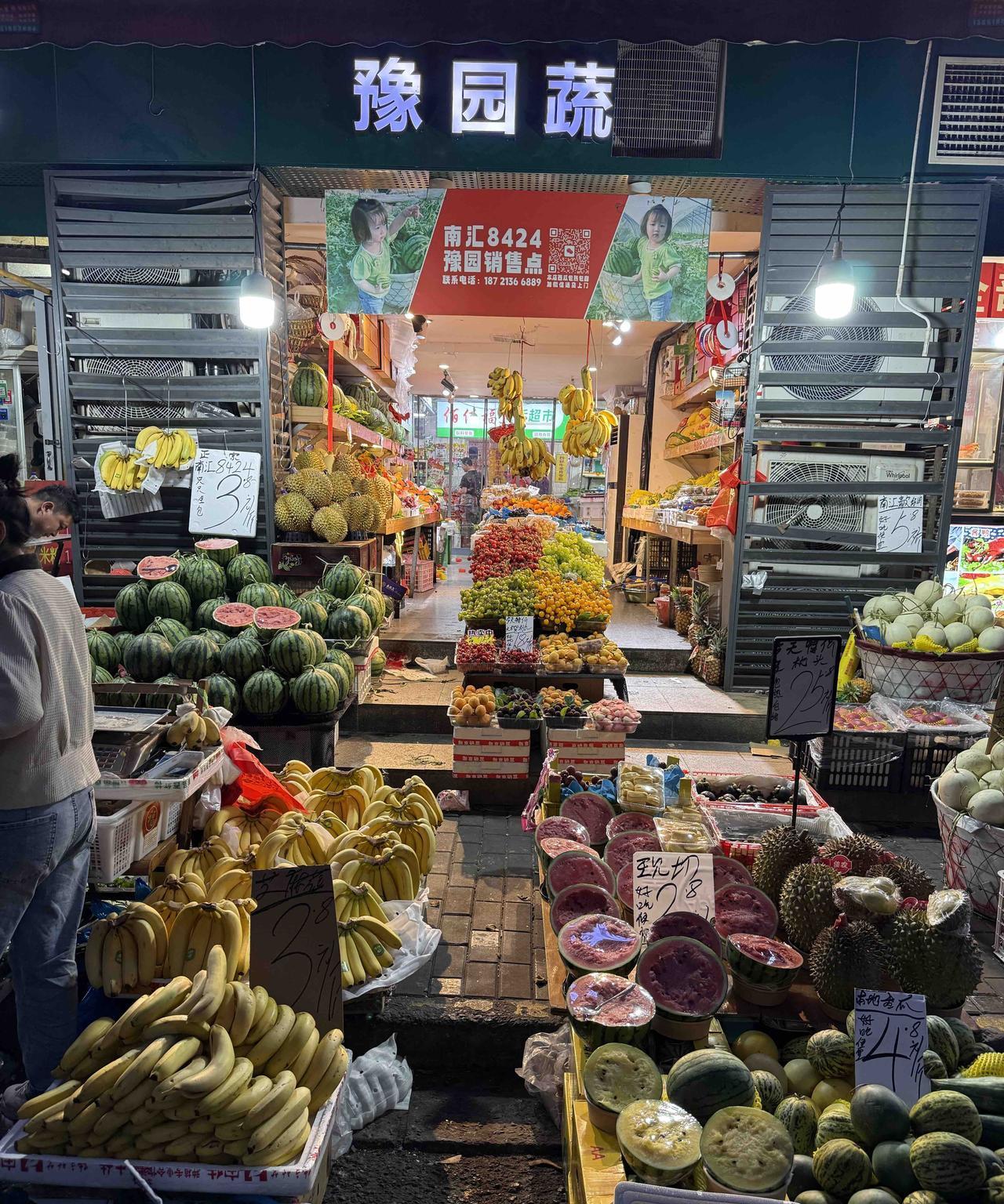 傍晚，豆角哥兴冲冲从外面回来，告诉我他找到农贸市场啦，非拉着我一起去看看～搬到