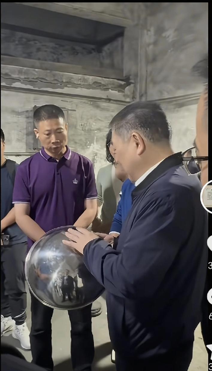 温州瑞安铁锅厂长怎么感觉有点像被迫营业呢？从这个视频上看，厂长很淡定，脸上缺了点