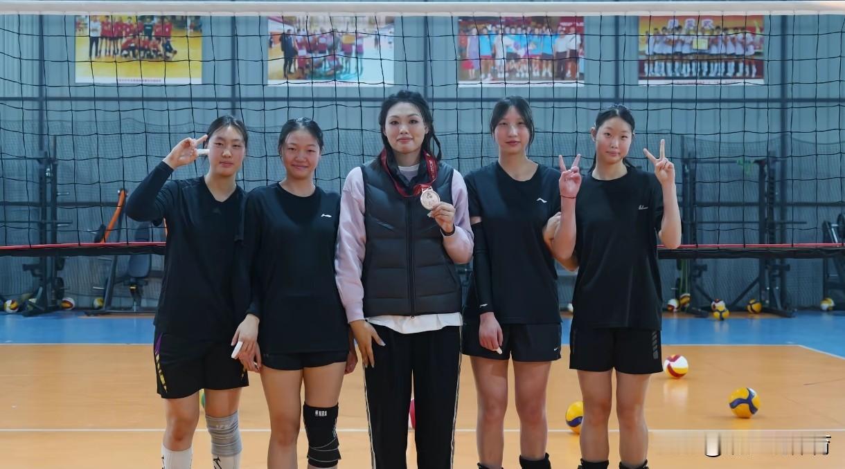 福建女排高家源回母校重庆求精中学探访，学校师生都以她为荣，称她是“体教融合”的最