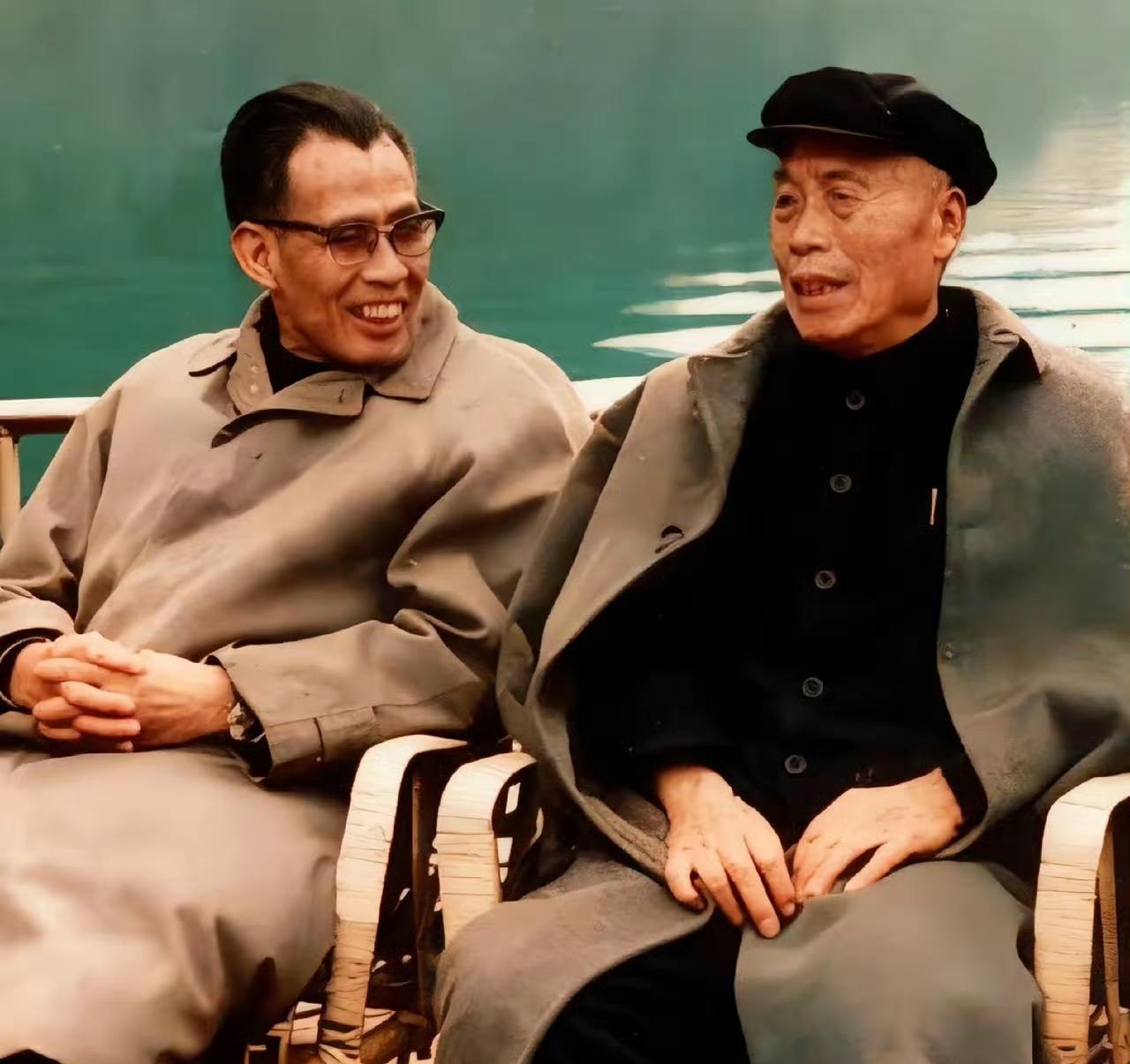 1965年，李宗仁和程思远游览漓江，一张罕见的留影，当时刚刚回到祖国两个月的李宗