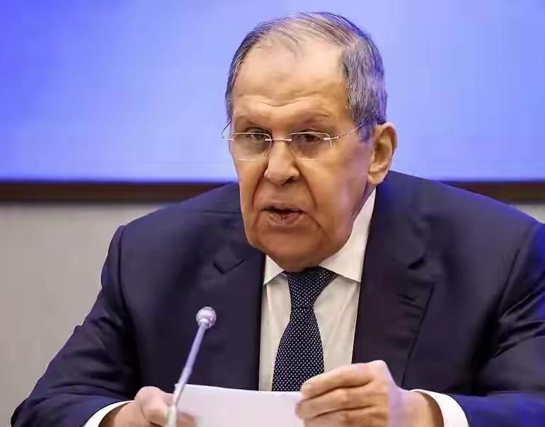 泽连斯基有大麻烦了！俄罗斯外长拉夫罗夫表示，任何旨在保留基辅政权的乌克兰问题的调