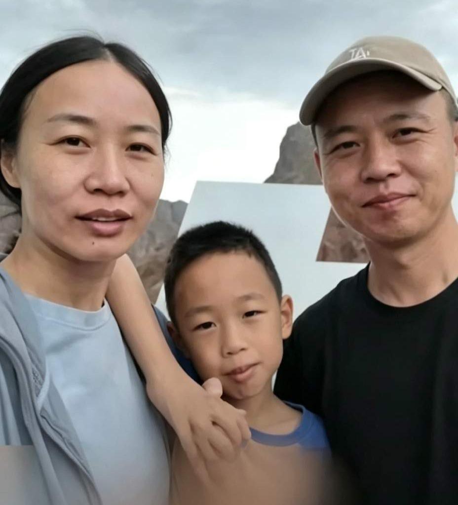 估计现在最后悔的就是那位一家去新疆旅游的爸爸了，老婆和孩子都被山洪卷走了，到现