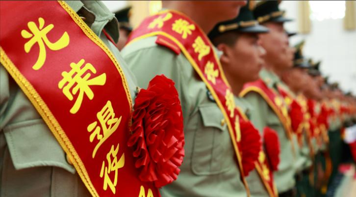 “退役”和“退伍”虽只差一字，却天差地别。退伍的义务兵，两年期满，部队叠好被子，