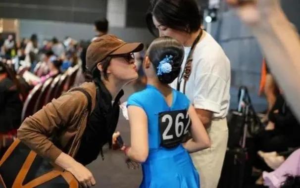 聚光灯下，小花妹妹捧拉丁奖杯笑出梨涡，男老师激动俯身轻触脸颊瞬间引热议。孙俪笑称
