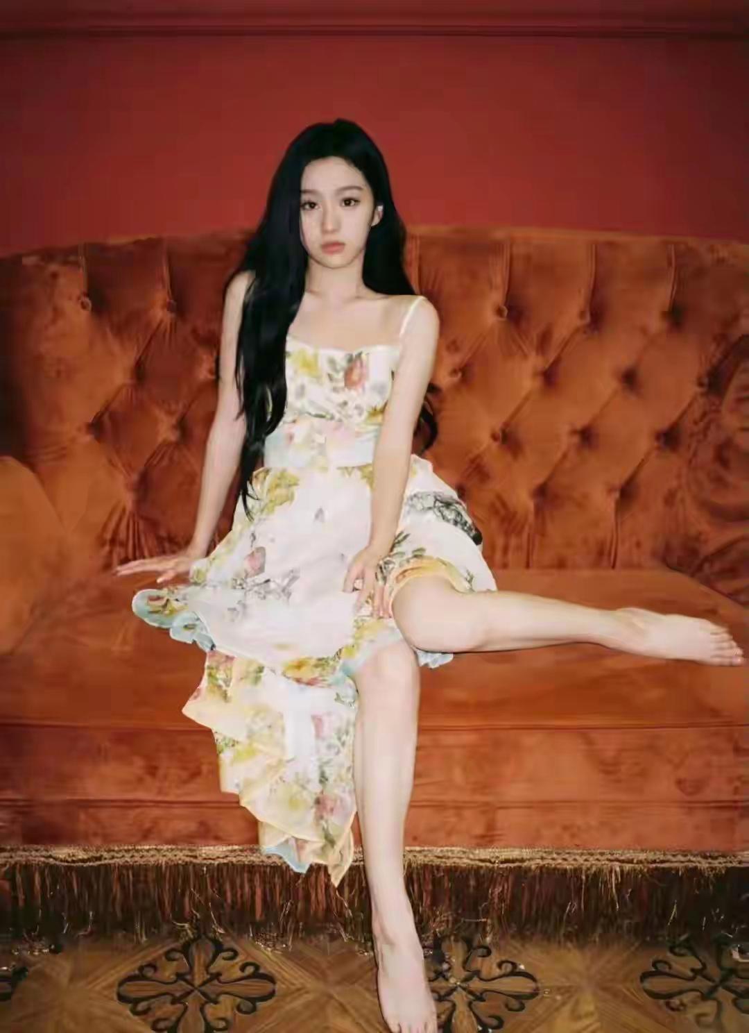 包上恩白皙双脚搭配吊带碎花裙，少女气质扑面而来