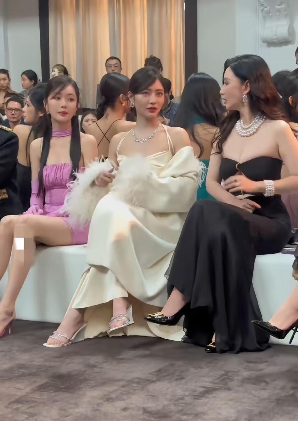 张萌这是真没拿网友当外人！张萌实在太奔放，感觉许佳琪跟她说话时，眼睛都不好意思到