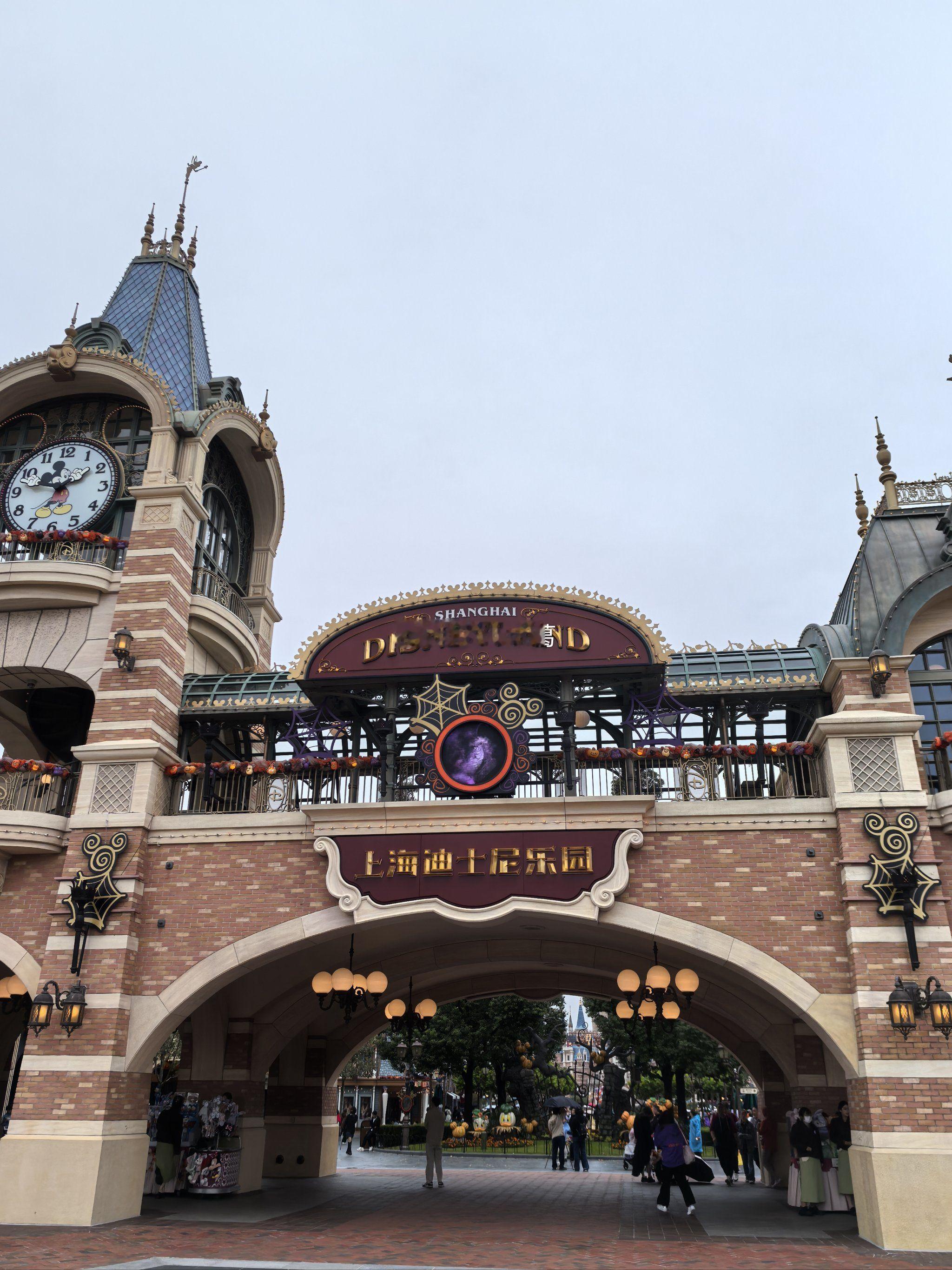 上海迪士尼的员工薪资这么低吗？