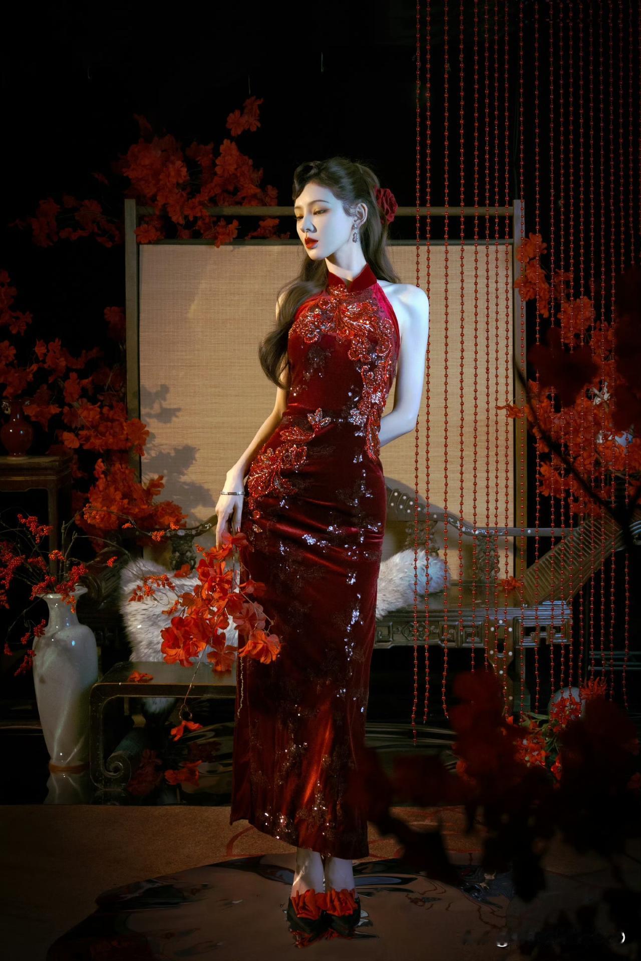 张予曦一袭挂脖红旗袍浓情又艳丽