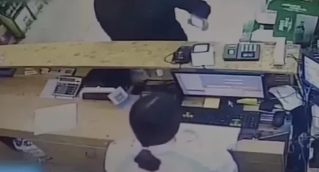 成都一男子请朋友吃饭，点了三菜一汤，竟要1600多元，男人觉得不好意思理论，于是
