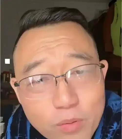 闫云达退社后改回本名这事儿挺有意思，明明把艺名、醒木全还了，转头直播又拿前单位说