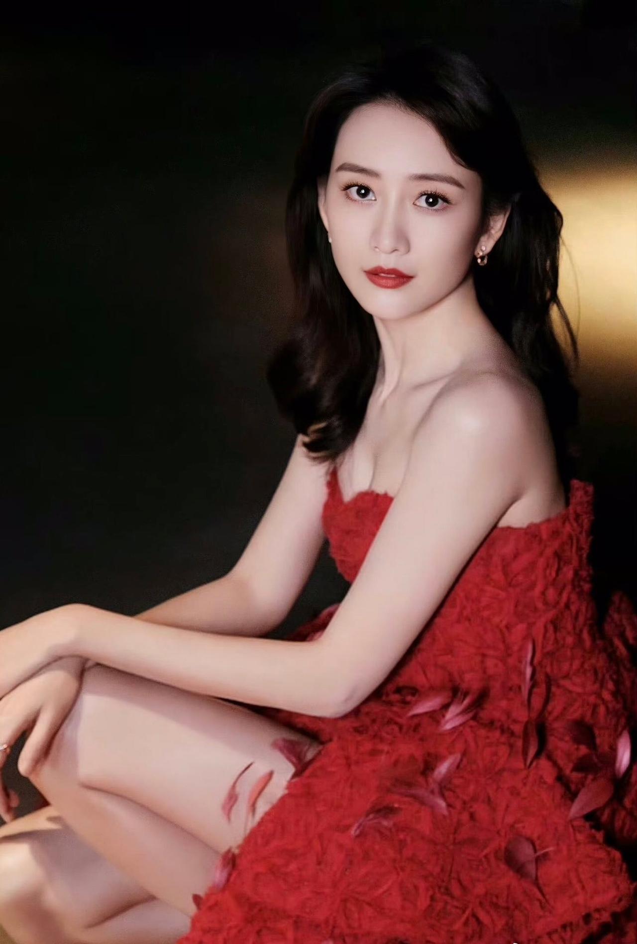 8月31日下午，王鸥亲自发文，坦诚自己正独自养育孩子。整篇声明语气平和克制，没有
