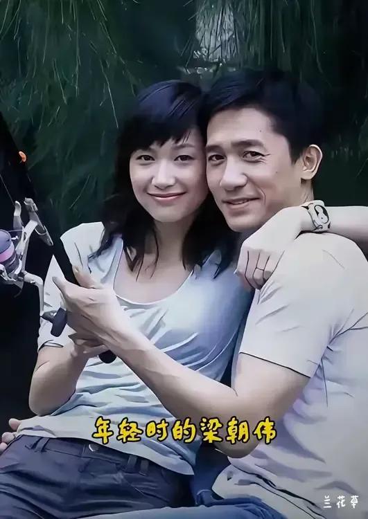 年轻时的梁朝伟，风流倜傥，眉目传情。不过他这是跟谁在一起呢？看着有点面熟。有