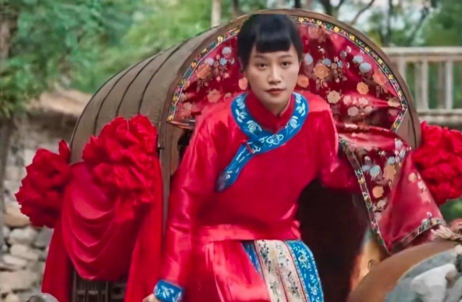 《生万物》神秘“锁”事引好奇《生万物》中，银子和宁学祥大婚当夜，铁头站在墙外，
