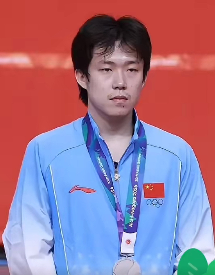 我来凑个热闹。国乒男团创纪录亚运丢冠，关王楚钦何事？队长又不是他说想当就能当上的。东哥又不是被他赶去