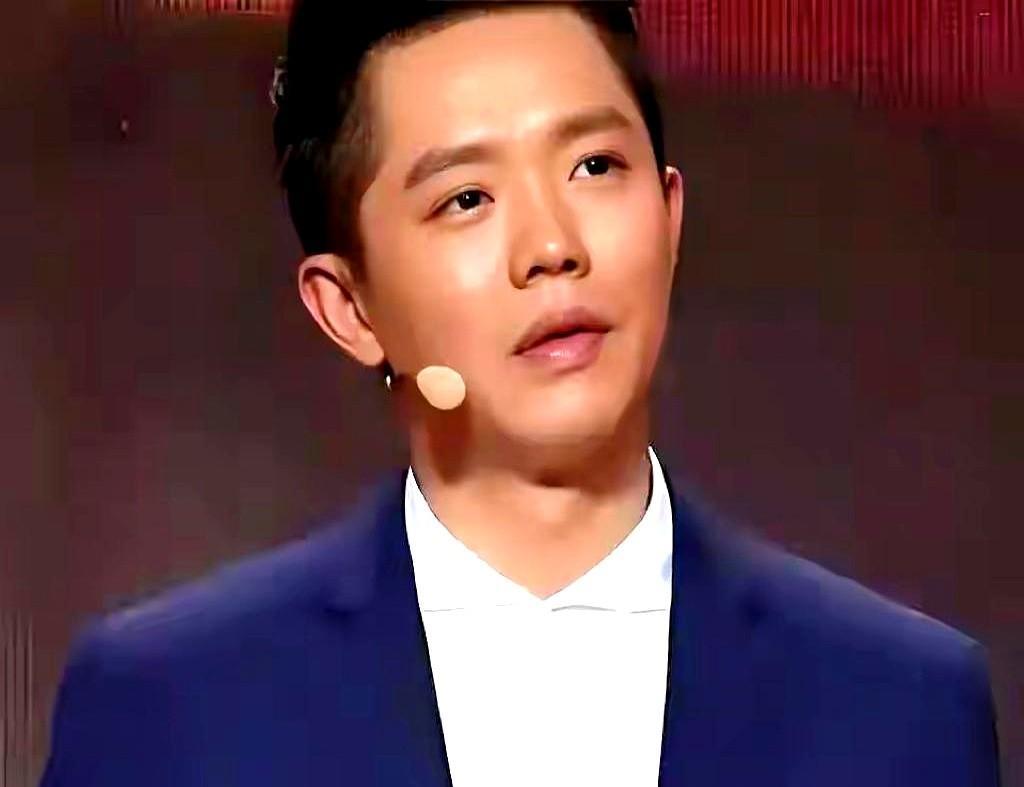 凤凰传奇工作室发文了，演唱会全部取消，本以为是曾毅手表那事，可没想到，是因为曾毅