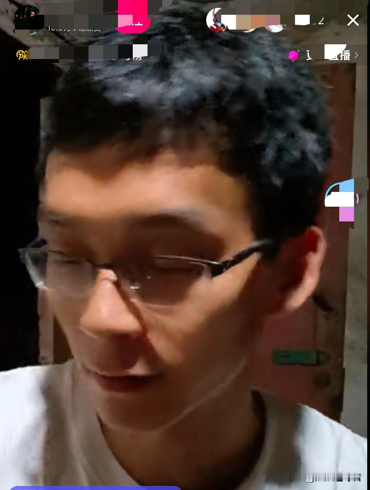 今晚，唐尚珺直播。在直播间，唐尚珺说，今天他本应该回学校的，但他妈妈摔伤手了，他