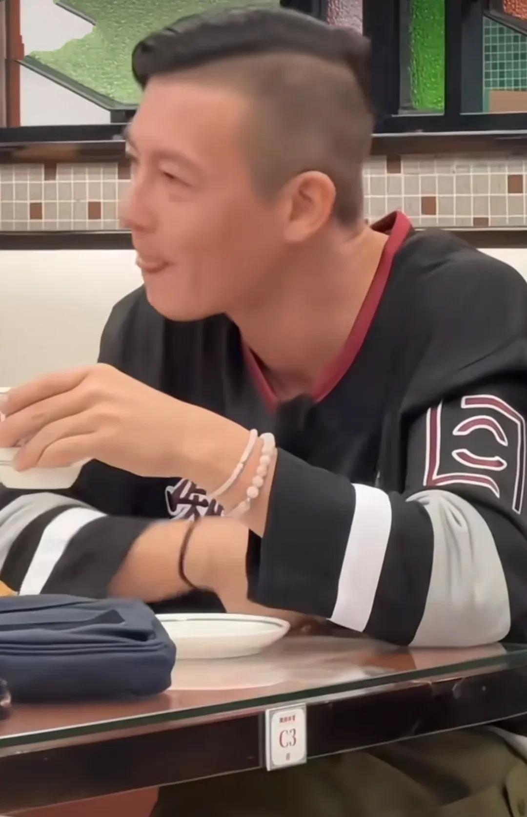 痞帅祖师爷陈冠希还是那样喜欢伸舌头，近日，网友在街边偶遇喝下午茶的陈冠希，依着时
