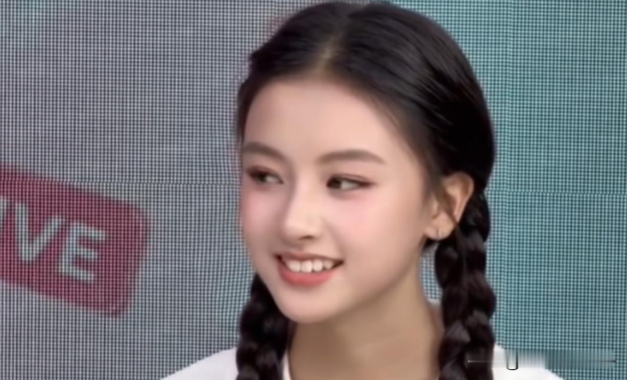 网红七七的脸上都是故人之姿啊，看到了杨颖、宋祖儿、张柏芝的影子。
