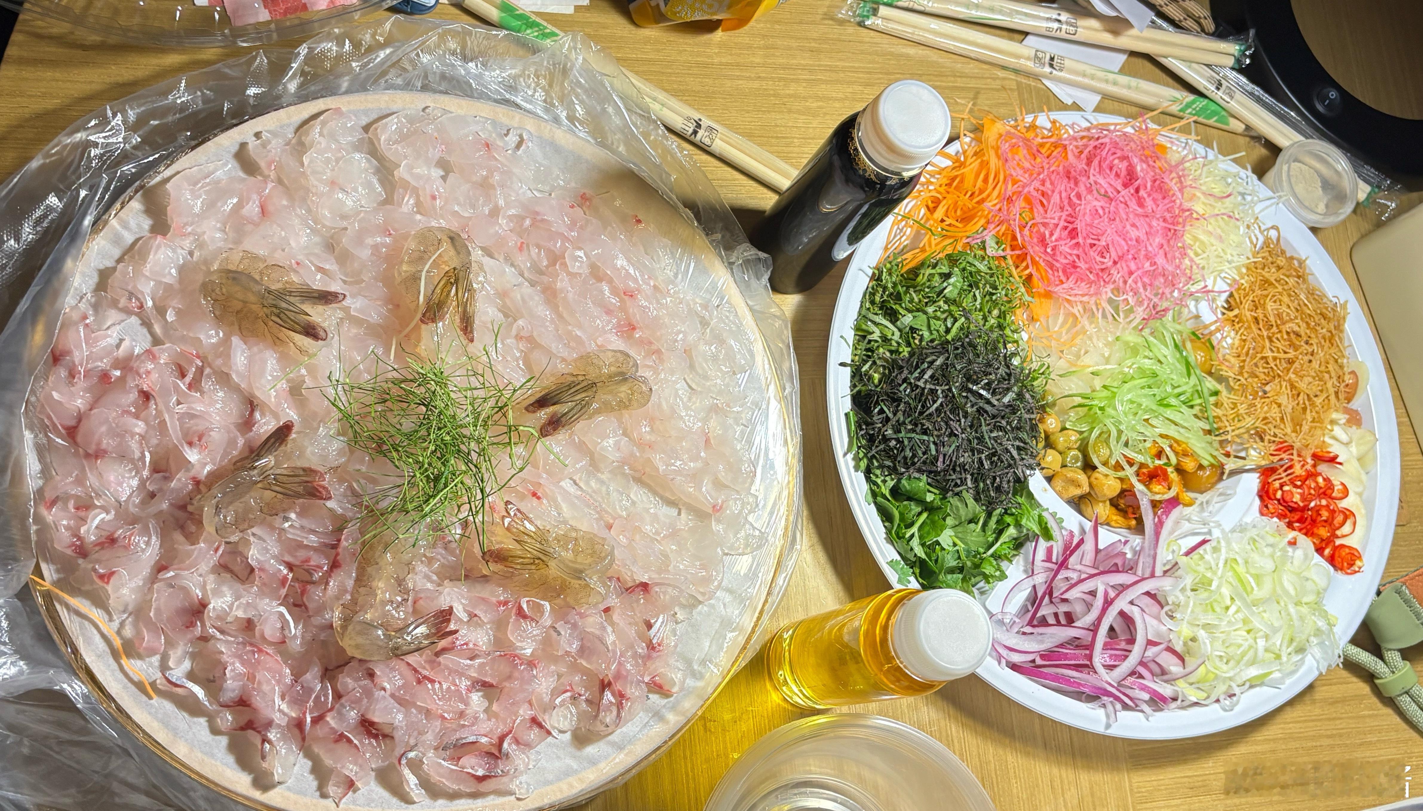 夜宵时间到！本内陆人第一次尝顺德鱼生鱼的鲜甜+姜丝大葱洋葱蒜的辛辣+葱花香菜
