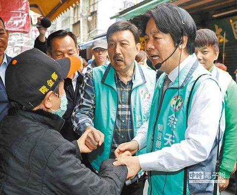 共参考14篇资料民进党选情持续告急，赖清德推出普发1万元新台币现金的政策，被岛