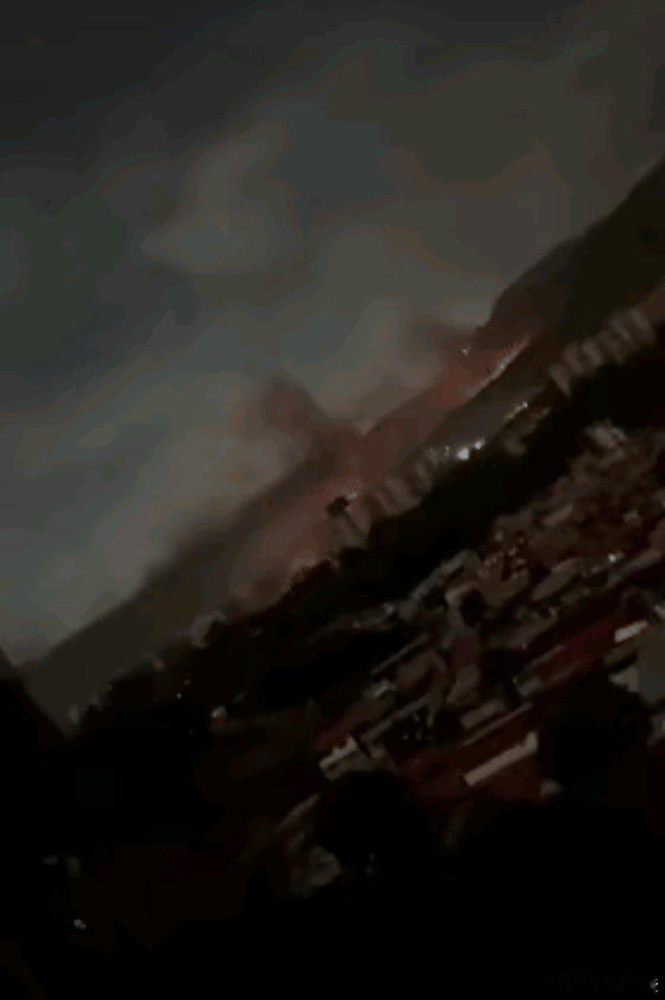 委内瑞拉出现孤胆英雄，发射导弹险些击落美机，身边十几人战死！一段画面显示，在美军