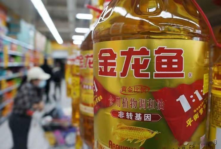 金龙鱼这回，真是油锅里翻跟头了！最近去超市买油，发现个怪事：以前总被抢空的金龙鱼