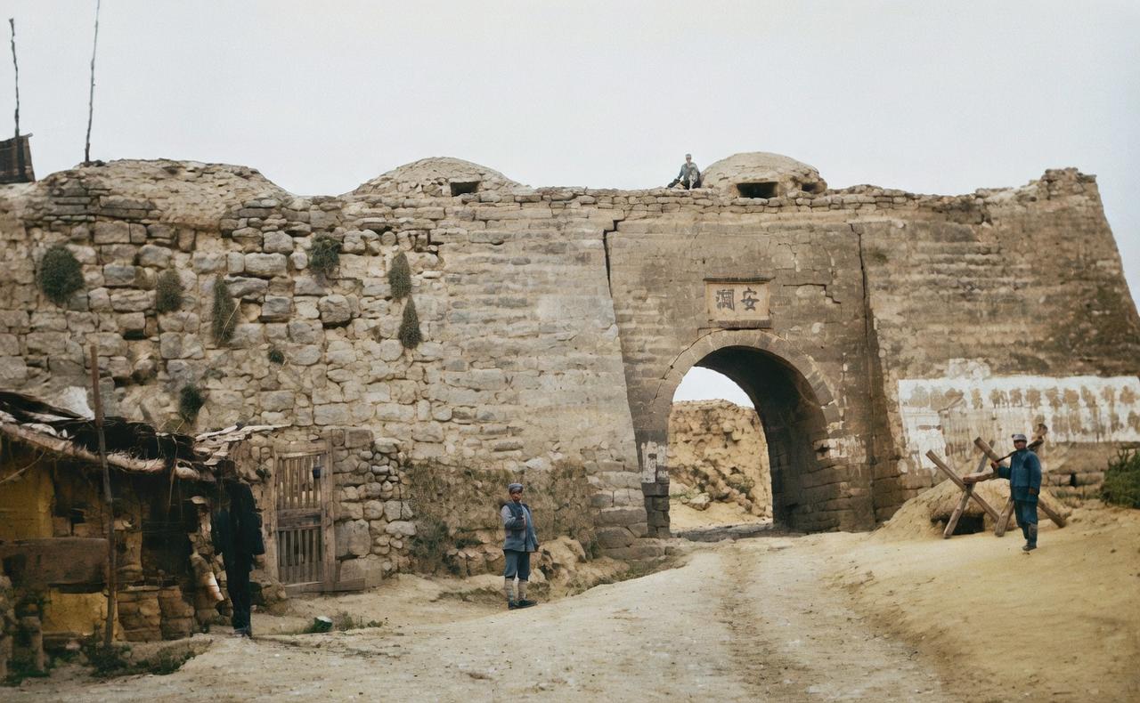 1947年3月，胡宗南率国民党军占领延安后，拍摄的延安老城正南门安澜门。安澜门