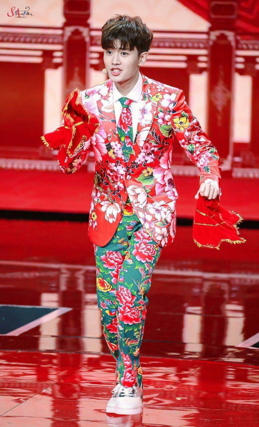 嗯沈阳音乐节让我想起了曾经任嘉伦穿的一套花袄西服音乐节要不要来个这风格