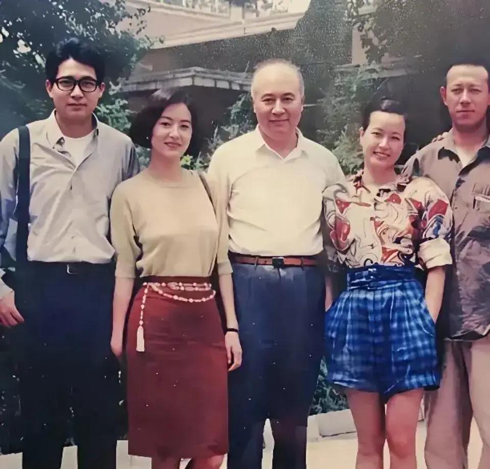 93年北京胡同，尘土飞得跟特效似的。姜文衬衫扣子全崩，手里攥的不是酒瓶，是