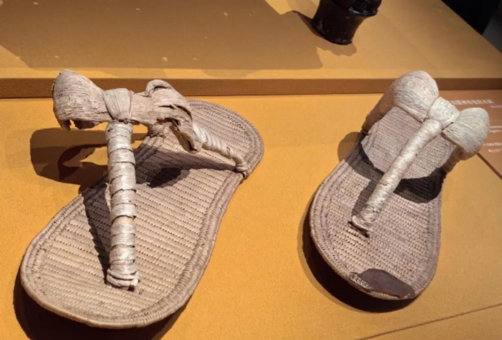 下图是埃及文物，2500年前的草编制品，不知用了何种方法，历经战乱，保存到现在，