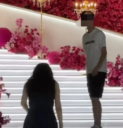 婚礼前一天新郎新娘吵架。彼此心里应没有隔夜的仇。小夫妻吵吵闹闹也属正常，