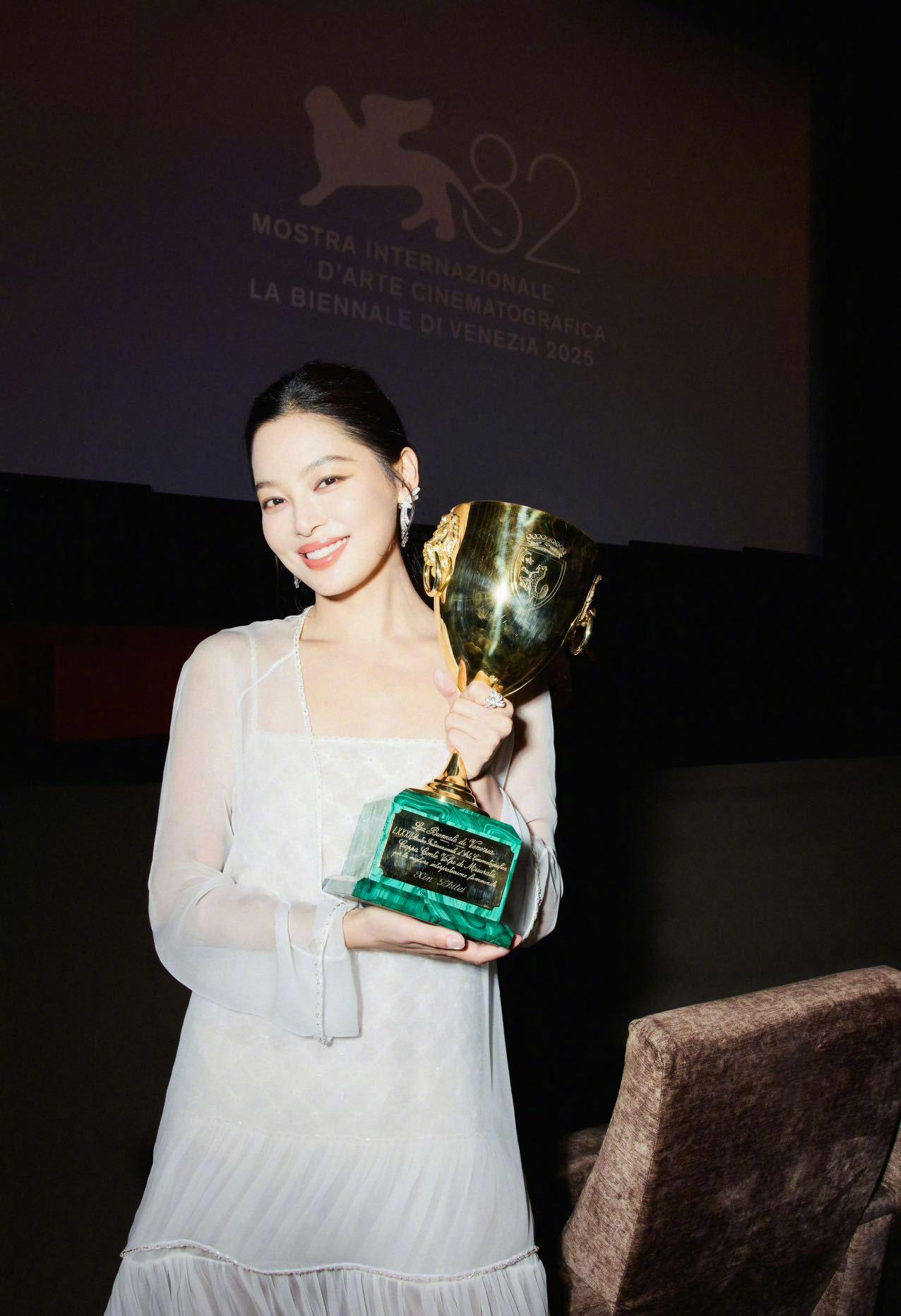 辛芷蕾：涛姐，真没想到你会这么快发来祝福！刘涛：芷蕾呀，我可是打心眼里为你高兴