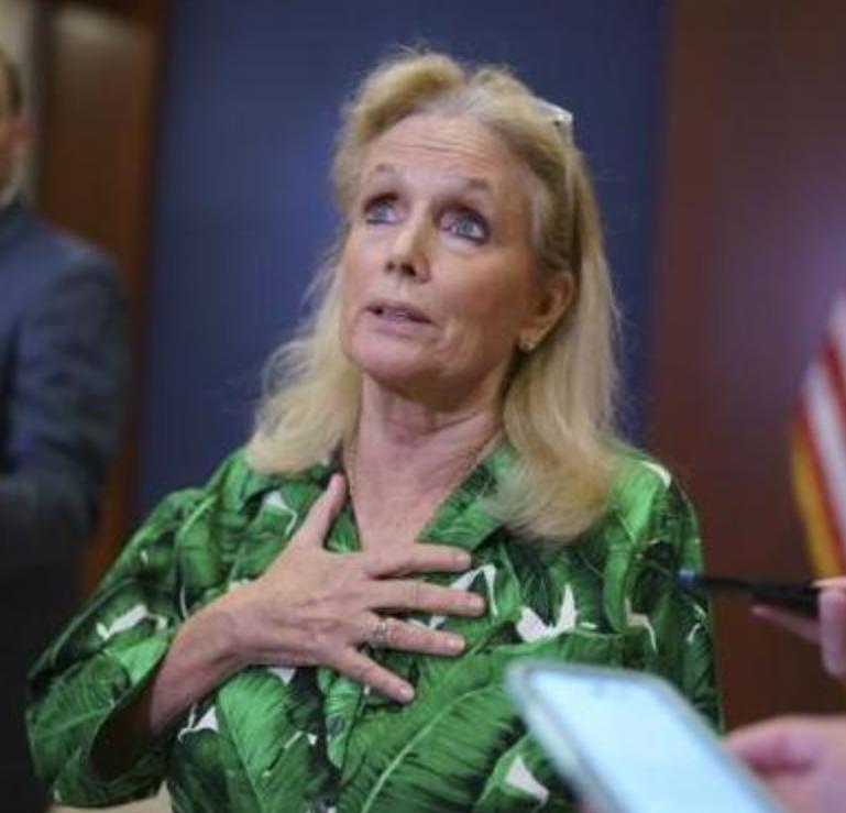 一封联名信交到特朗普手上，美国对华强硬派乐了：看他还能对中国忍到啥时候！特