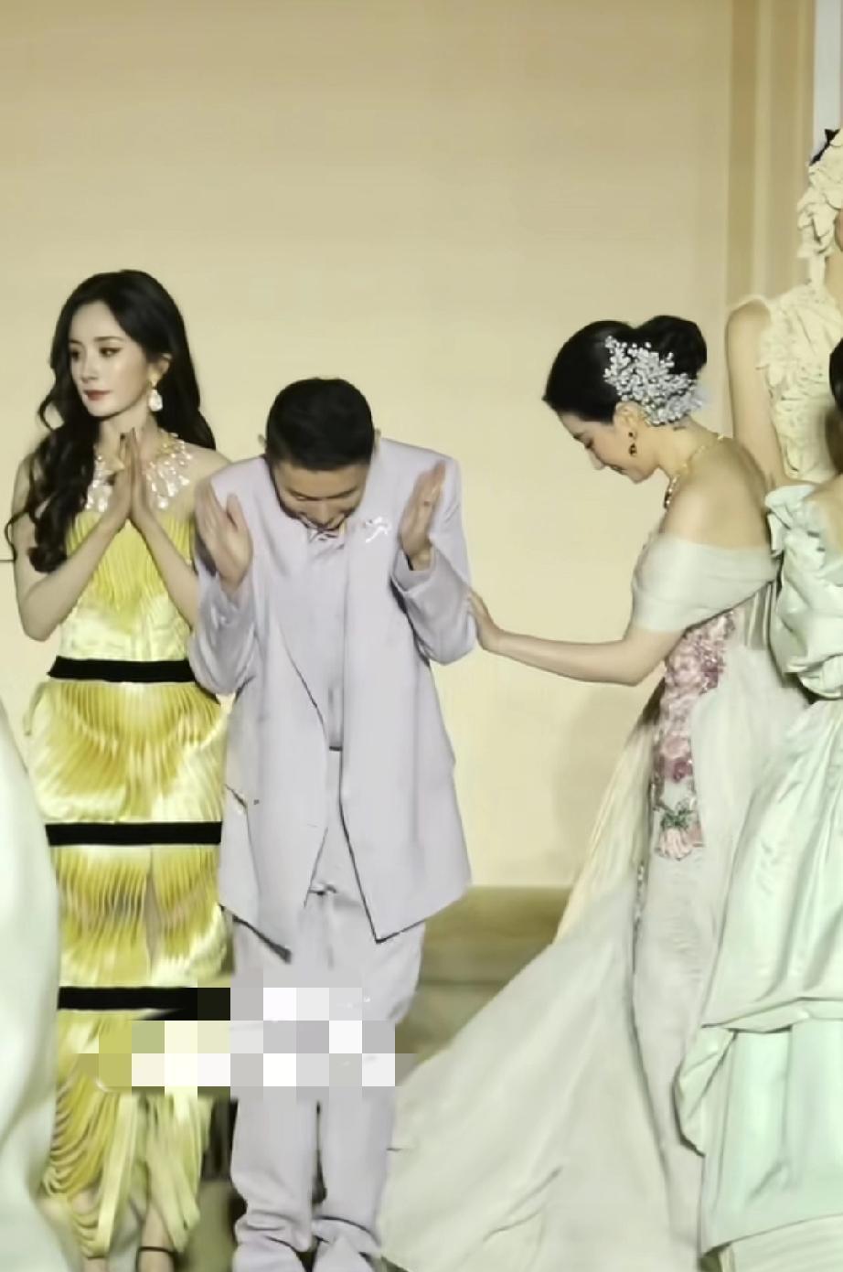 刘亦菲被踩裙摆，没骂也没躲，站那像没事儿人。杨幂一句“真C位”，评论区炸了。