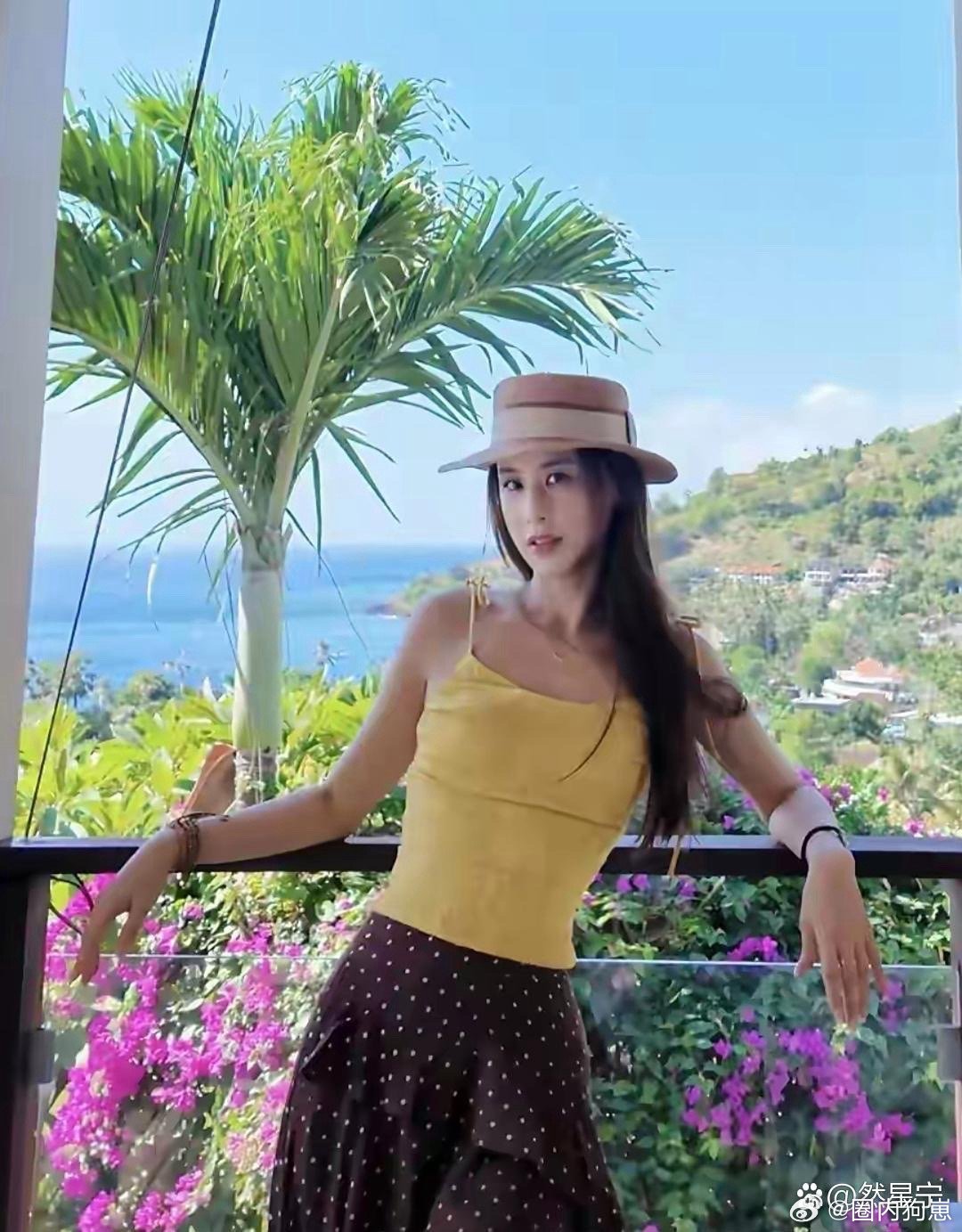 离婚后的黄圣依状态全开，美得不可方物，整个人又飒又亮眼