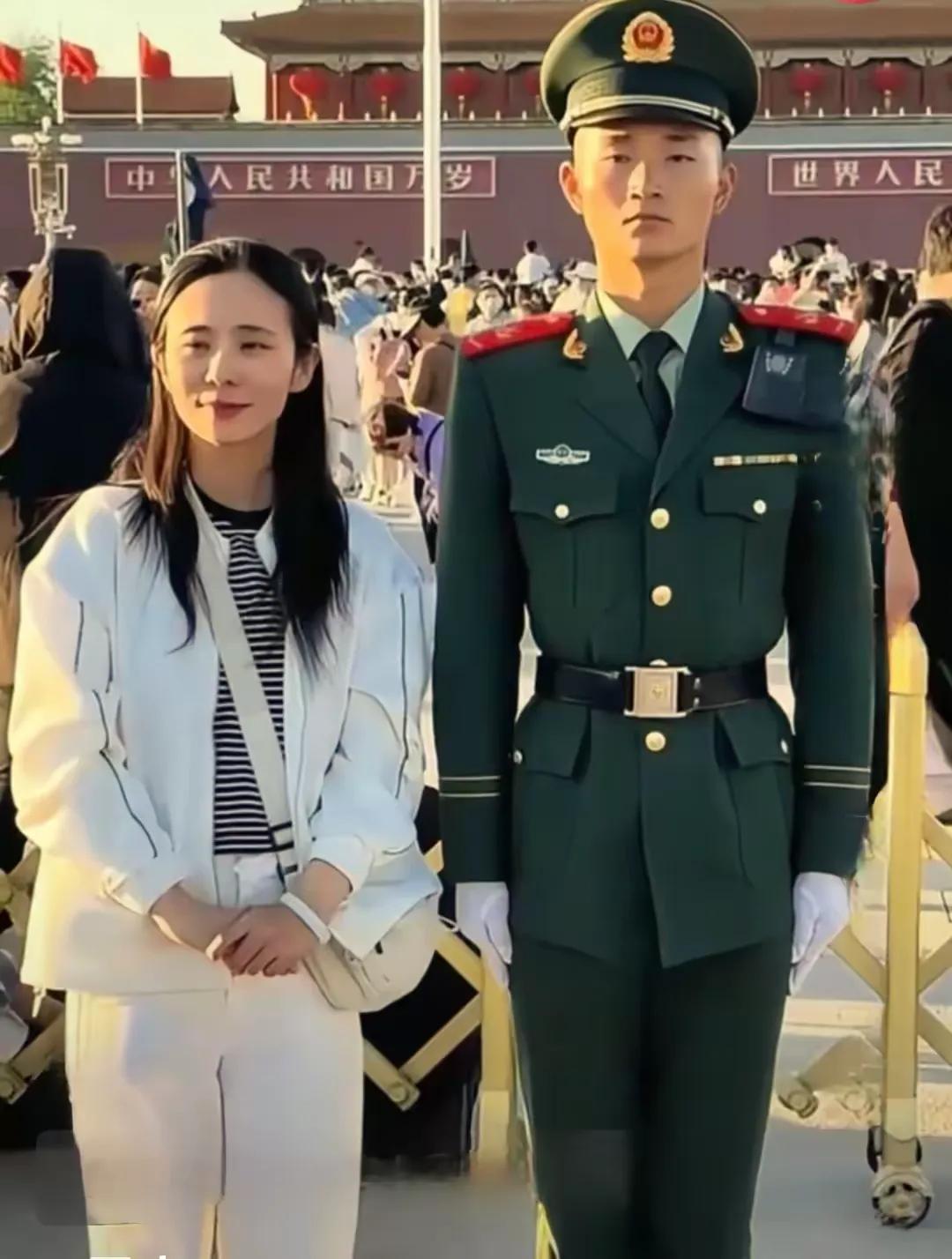 姐姐千里奔赴，只为看一眼天安门下站岗的弟弟。可弟弟身姿如松，纹丝不动；姐姐也不打
