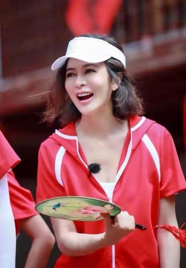 关之琳为装嫩太狠了，穿红色运动套装录节目，硬要穿成90后！​​​